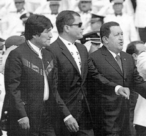 El presidente boliviano Evo Morales (i) Rafael Correa  (c) de Ecuador y Hugo Chávez de Venezuela, en la conmemoración de la independencia de Ecuador