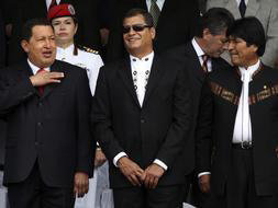 La llamada “Trinidad socialista”, Chávez (i), Correa (c)  y Morales el pasado domingo 24 en Quito
