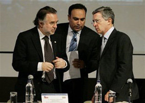 El presidente colombiano Álvaro Uribe (d) con el canciller chileno Mariano Fernández (i) y al centro, el ministro de comercio de Colombia Luis Guillermo Plata 