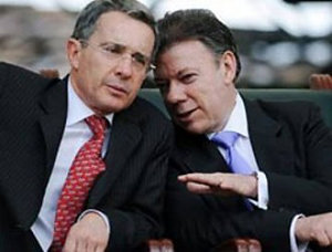 Alvaro Uribe (i) y el ex ministro de Defensa Juan Manuel Santos