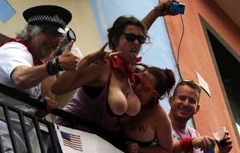 Un grupo de turistas extranjeros, el pasado domingo, durante el inicio de los sanfermines. (Reuters)