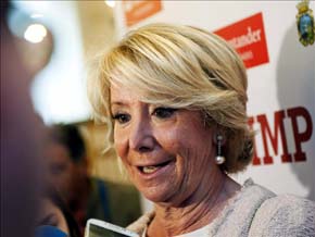 La presidenta del PP de Madrid, Esperanza Aguirre, atiende a los medios de comunicación. EFE/Archivo