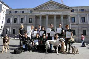 Miembros de PACMA frente al Congreso