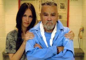 Charles Manson y su novia Afton Burton 