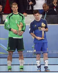 El jugador argentino Lionel Messi junto al portero alemán, Manuel Neuer  EFE