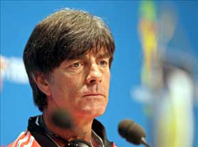 El técnico de Alemania, Joa chim Low, durante la conferencia de prensa en el estadio Maracaná en Rio de Janeiro, Brasil. EFE