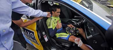 Momento en el que Alberto Contador se retira del Tour de Francia.