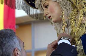 Momento de la concesión de la medalla a la Virgen del Amor. Foto EFE Archivo