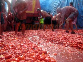 El PP de la privatización sanitaria denuncia al Ayuntamiento de Buñol por privatizar la tomatina
