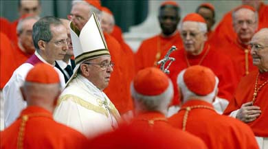 El papa Francisco rodeado de cardenales hoy a su llegada al consistorio en la Basílica de San Pedro en Ciudad del Vaticano. EFE