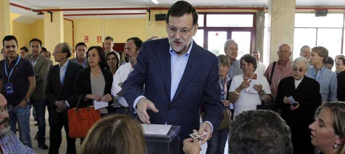 El presidente del Gobierno ejerce su derecho a voto en los últimos comicios. (EFE)