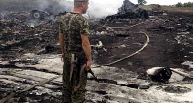 El avión malasio siniestrado con 295 personas recibió el impacto de un misil