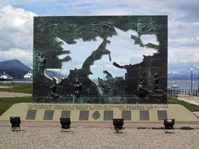 El Monumento a los Caídos en la Guerra de Malvinas que se levanta en el Cementerio de Darwin fue terminado en abril de 2004 