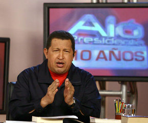 El presidente Chávez en el estudio de radio donde se realiza su programa “Aló, Presidente”