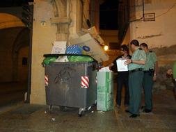 La Guardia Civil recoge de la basura los expedientes con datos de ciudadanos