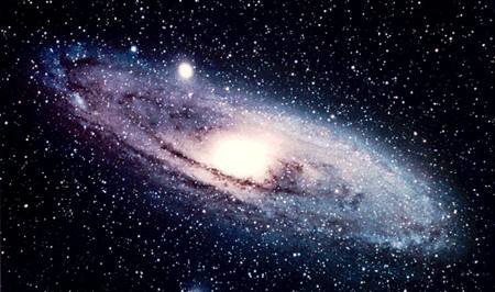 La galaxia de Andrómeda (M31), en la que podemos observar su núcleo. En el centro de los núcleos galácticos se cree que hay un agujero negro supermasivo.