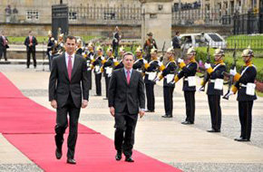 El Príncipe de Asturias junto al presidente de Colombia Álvaro Uribe 