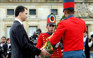 El príncipe Felipe realiza una ofrenda floral al monumento de Simón Bolivar, en la Plaza de Bolivar de Bogotá, dentro de la visita de Estado que los Príncipes de Asturias realizan a Colombia.
