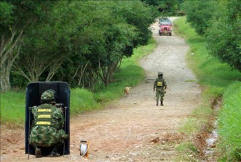 En la Fotografía Soldados del  Ejército Nacional de Colombia de  antiexplosivos, mientras localizan un coche bomba puesto por miembros de las FARC en la vía entre Florencia y San José del Fragua, en Caqueta, al sur del país.