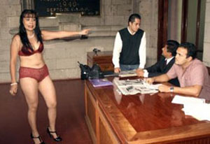 Desnudarse para conseguir atención en las oficinas públicas. Martha Patricia Romero García, en ropa interior en el Palacio de Gobierno.