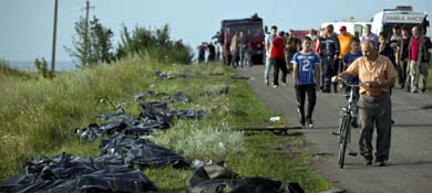 Cuerpos de las víctimas yacen a un lado de la carretera en el lugar de la catástrofe, en el Este de Ucrania (Reuters). 