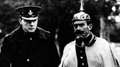 Winston Churchill y Guillermo II de Alemania, participando de ejercicios militares entre Alemania e Inglaterra antes de la guerra.