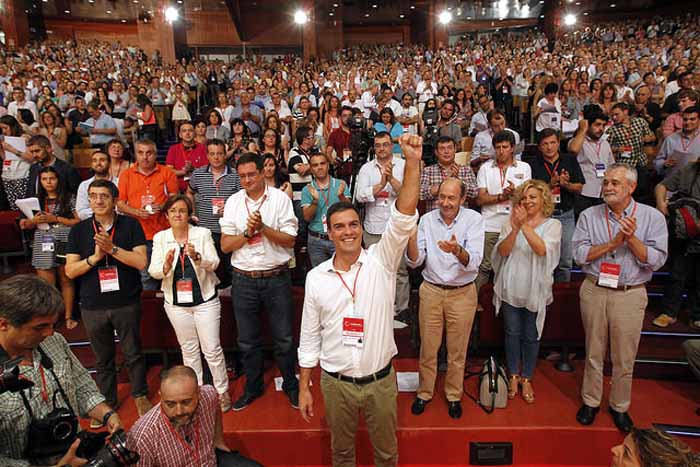 Pedro Sánchez arropado por destacados dirigentes del partido. Foto: PSOE