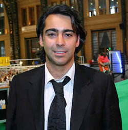 Marco Enriquez-Ominami no necesita (todavía) de artificios estéticos. Sus carencias están más bien en la falta de recursos económicos para soportar la campaña y su inexperiencia política