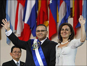 Mauricio Funés y su esposa, el día de la investidura, el pasado lunes 1º de junio en San Salvador
