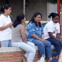 Un grupo de mujeres inmigrantes en algún parque de la ciudad.
