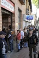 Desciende el paro en Andalucia. En la imagen, desempleados en las oficinas del INEM