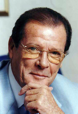 El actor Roger Moore es embajador de la UNICEF y lidera desde hace 18 años,  la lucha por los derechos de los niños en el mundo