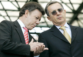Alvaro Uribe (d) y el ex ministro de Defensa Juan Manuel Santos, son los dos favoritos para las presidenciales del 2010