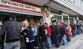 Personas hacen fila en una Oficina de Empleo. EFE/Archivo