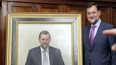 Mariano Rajoy posa junto a su retrato como exministro de Educación (EFE)