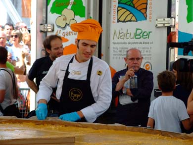 El chef Senén González, en un momento de la elaboración de la tortilla (Foto: Juan Ignacio Vera)