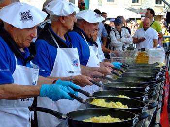 Parte de los 12 chefs en representación de todo el sector hostelero de Vitoria-Gasteiz que participaron en la confección de la tortilla...