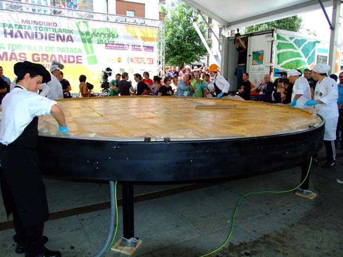 La sartén especialmente fabricada para el evento tenía 5 mts de diámetro... (Foto: Juan Ignacio Vera)