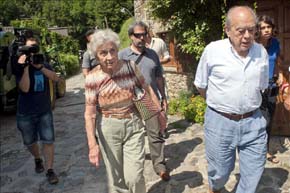 El expresidente catalán Jordi Pujol sale a pasear con su esposa, Marta Ferrusola. 