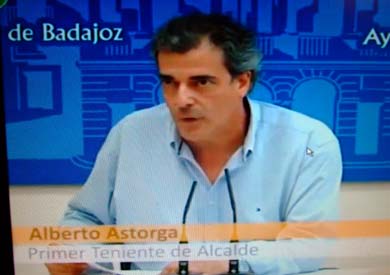 Captura de la TV extremeña con la comparencencia  del Teniente de Alcalde de Badajoz
