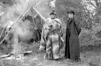 Alberto de Agostini junto un selk’nam. Foto: Gentileza Editorial Catalonia