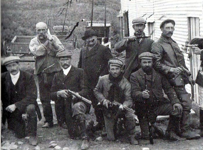 Grupo de “cazadores de indios” de una de las estancias de Tierra del Fuego (Instituto Patagonia). Foto: Gentileza Editorial Catalonia