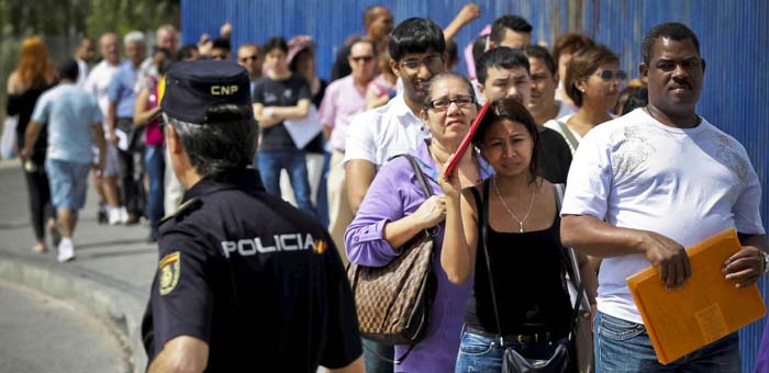 Colas en la Brigada Provincial de Extranjería de Madrid. (Efe)