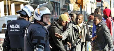 Desalojo de una veintena de personas en Poblenou, Barcelona. (Efe)

