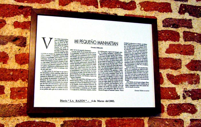 La crónica 'MI Pequeño Manhattan' enmarcada y colgada en una de las paredes del salón-comedor del 'Bar de Nino'