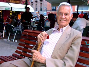 Germán Ubillos en su particular 'Central Park', la plaza Cristino Martos de Madrid