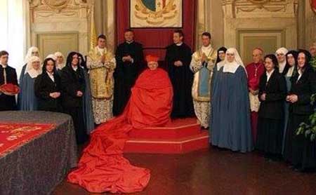'Foto de Familia' del Obispo Cañizares con tintes en la línea de los Borgia...