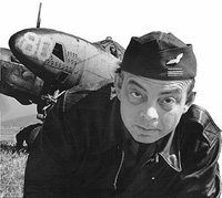 El escritor francés Antoine de Saint-Exupéry, ante su avión