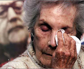 En una fotografía de junio del 2003, Hortensia Bussi, viuda del ex presidente chileno Salvador Allende Gossens, aparece junto a un retrato de su esposo. 