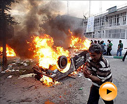 Los videoaficionados e Internet las están filtrando imágenes de las protestas al resto del mundo